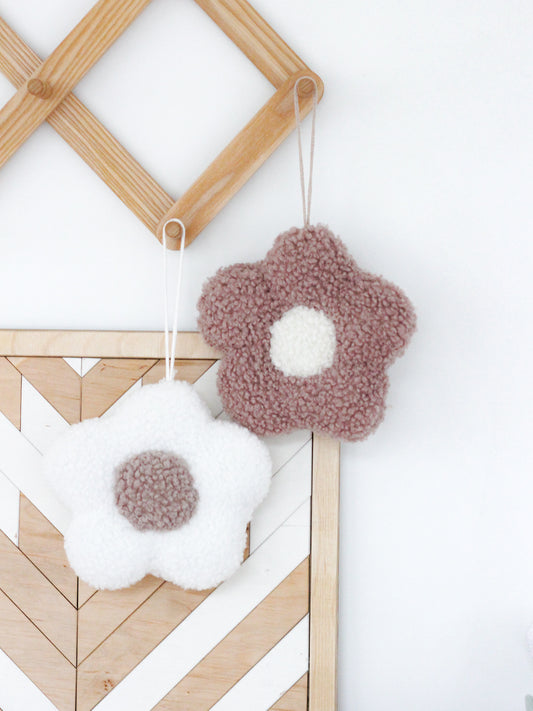 DAISY PLUSH PILLOW | SMALL